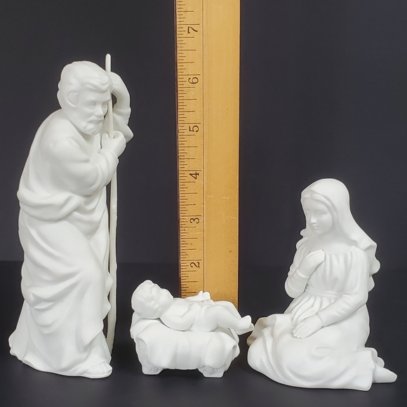 Avon Nativity Collectible Holy Family White Porcelain Christmas 1981 Boxed Set - Picture 11 of 13